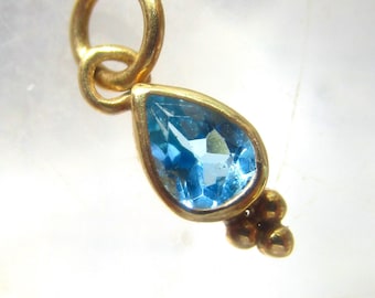Colgante Hecho A Mano De Topacio Azul Suizo - Piedra Labrada, Plata Bañada, 2.44 Pulgadas, Regalo Elegante