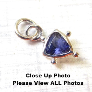 Op de afbeelding: Een zilveren hanger met een driehoekige, diepblauwe edelsteen. De hanger heeft een lus aan de bovenkant en kleine, ronde accenten op elke hoek van de driehoek. De tekst "Close Up Photo Please View ALL Photos" staat onderaan.