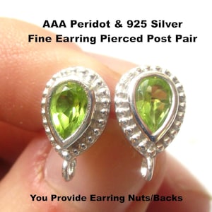 Pode incluir: Par de brincos de prata 925 e peridoto AAA. Cada brinco apresenta uma pedra de peridoto verde claro em forma de pêra, engastada numa moldura prateada com uma borda texturizada. O texto diz: "AAA Peridot & 925 Silver Fine Earring Pierced Post Pair".