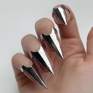 Gothic Claw Rings Set | Adjustable Metal Finger Armor | Edgy Nail Jewelry for Cosplay & Alt Fashion