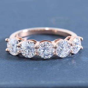 Anello eternity con diamante sintetico a taglio rotondo, fede nuziale da 2,5 carati totali, anello per anniversario da donna, anello impilabile con diamanti