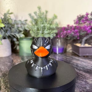 Imprimé 3D et peint à la main inspirés des guerriers royaux – Collection héros en costume de panthère furtive | Cadeau super-héros et déco geek