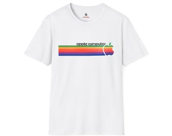 Puede incluir: Camiseta blanca con el logotipo de Apple Computer. El logotipo incluye una franja de colores del arcoíris con las palabras "apple computer" en verde y un gráfico de manzana colorida.