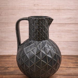 Brocca/Vaso in ceramica nera geometrica di Jonathan Adler, design artistico, ceramica d'autore, arredamento modernista per la casa.