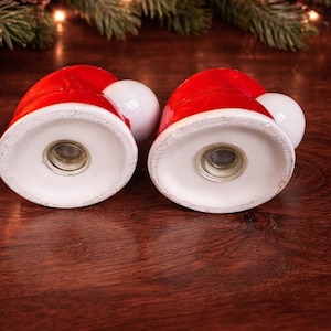 Meneer en mevrouw kerstman pomponmutsen Keramische kerstmis zout- en pepervaatjes