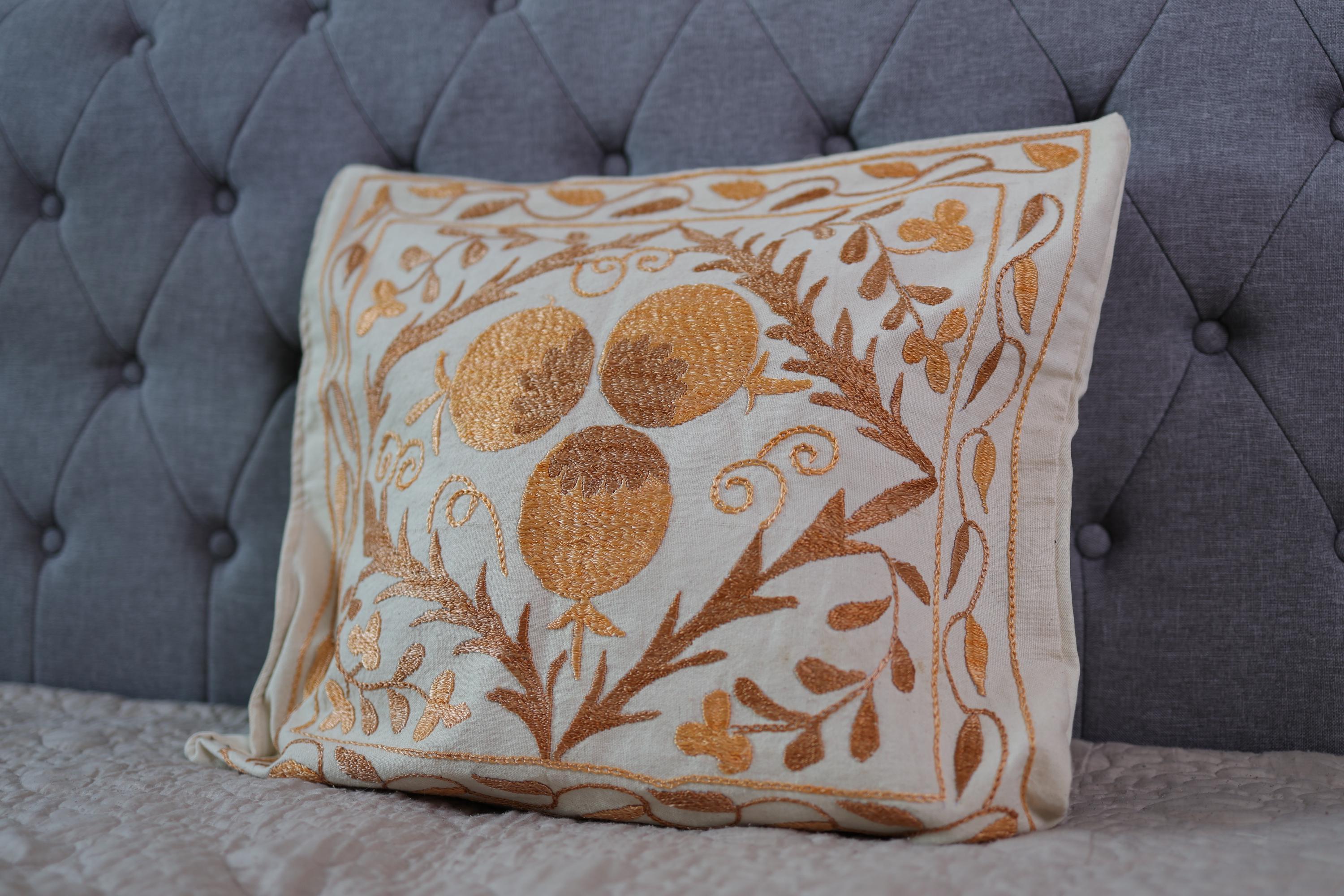 Magnifique housse de coussin , ancienne ,brodée main