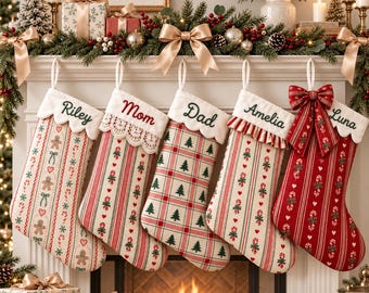Könnte beinhalten: Fünf Weihnachtsstrümpfe hängen an einem Kaminsims. Die Strümpfe tragen die Namen Riley, Mom, Dad, Amelia und Luna auf weißen Bündchen. Die Stoffmuster zeigen Lebkuchenmänner, Zuckerstangen, Herzen und Tannenbäume in Rot, Grün und Creme.