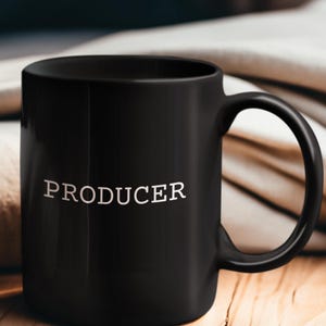 Producer Becher, glänzend schwarze Kaffeetasse, Film Studenten Geschenk (11oz, 15oz)