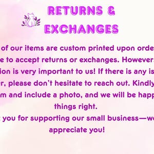 K&ouml;nnte beinhalten: Rosa-wei&szlig;es Grafik mit dem Text "RETURNS & EXCHANGES" in Lila. Der Text darunter erkl&auml;rt, dass alle Artikel nach Bestellung individuell bedruckt werden und daher keine R&uuml;ckgabe oder Umtausch m&ouml;glich ist. Au&szlig;erdem wird betont, dass die Kundenzufriedenheit wichtig ist und Kunden aufgefordert werden, sich zu melden, wenn es Probleme mit ihrer Bestellung gibt.