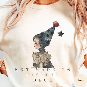 Camiseta de chica bufón triste, camiseta de color cómodo, camiseta de payaso vintage, estética grunge suave, camiseta con cita de comodín, camiseta de arte emo