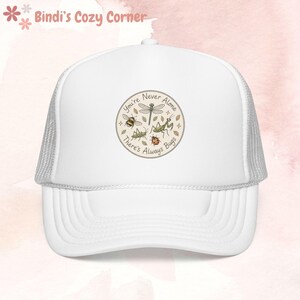 No estás solo, siempre hay bichos. Gorra / Gorra de camionero de espuma.