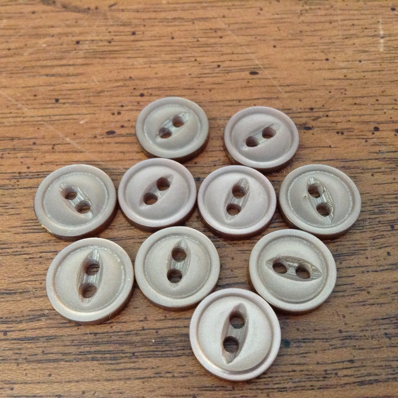 Vintage set of 10 light brown cats eye buttons 38