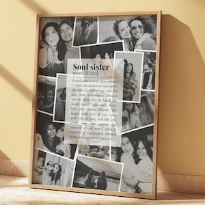 Puede incluir: Un collage de fotos en blanco y negro enmarcado con múltiples imágenes de mujeres sonrientes. El collage incluye una superposición de texto central que dice "Soul sister" con una definición. El marco es de color marrón claro.