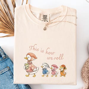 Komfort Farben Lustiges Enten Mama Shirt, so rollen wir Sushi Ente T-Shirt, süßes Mama T-Shirt, Kawaii Geschenk für Mama, Japanisches Essen Liebhaber T-Shirt