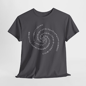 Puede incluir: Una camiseta gris oscuro con un diseño en espiral blanco que presenta varios símbolos y una cruz en el centro.