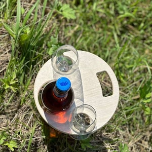 Mesa pequeña de madera con soporte para vasos, tabla de quesos y refrigerios, tablas de embutidos, mesa de picnic de vino plegable portátil para exteriores