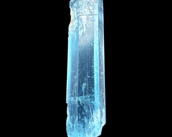 Spécimen de cristal aigue-marine bleu moyen aigue-marine naturelle du vietnam Cristal brut de haute qualité pour collectionneur
