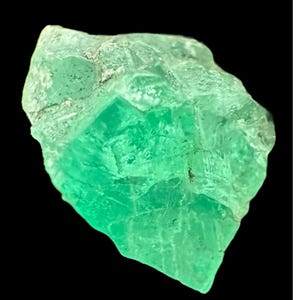 Smaragdkristal ruw, duurzaam gewonnen, Colombiaans smaragdgroen exemplaar uit Coscuez, ongesneden natuurlijke groene smaragdsteen voor verzamelaars