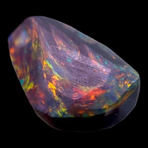 Black opal rub from Lightning Ridge, natuurlijk Australisch opaal met rood vuur, zeldzaam opaal voor frezen en verzamelaars