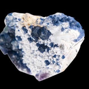 Cúmulo de cristales de fluorita azul sobre matriz blanca, fluorita redondeada poco común procedente de Mongolia Interior, espécimen mineral en bruto, idea de regalo de cristal.