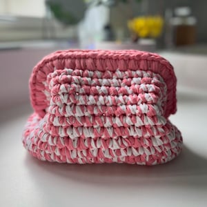 Crochet clutch toiletry & make up bag / Crochet clutch cosmetics bag - Easy crochet pattern!