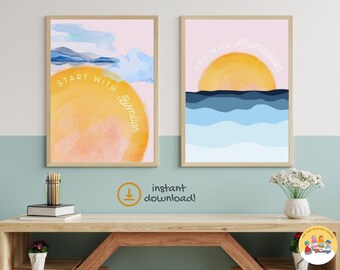 Può includere: Due stampe ad acquerello con un tema di tramonto. La prima stampa presenta un sole giallo con il testo "Start with Bismillah" in bianco. La seconda stampa presenta un sole giallo che tramonta su onde blu con il testo "End with Alhamdulillah" in bianco.