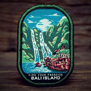 Naszywka z wyspą Bali – naszywka z motywem dżungli i wodospadu, odznaka z przygody na Bali, pamiątka z wędrówek w tropikach, upominek z Bali, naszywka podróżna do prasowania