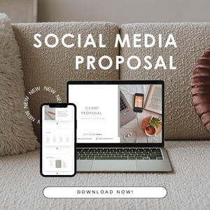 Op de afbeelding: Een laptopcomputer die een sjabloon voor een social media-voorstel weergeeft met de tekst "CLIENT PROPOSAL" op het scherm. De laptop staat op een beige bank met een smartphone ernaast die een vergelijkbaar sjabloon weergeeft. De tekst "SOCIAL MEDIA PROPOSAL" wordt boven de laptop weergegeven.