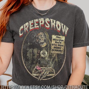 Maglietta Comfort Colors Creepshow 1982, maglietta horror, Stephen King, Lost Boys, Dawn of the Dead, Return of the Living Dead Graphic Tee