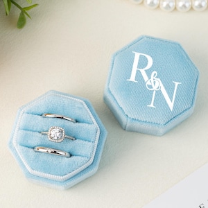 パーソナライズされたトリプルスロット結婚指輪ボックス、カスタムベルベットリングボックス、彼女への記念日の贈り物、婚約指輪ホルダー、結婚指輪ボックス