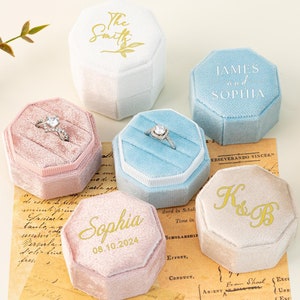 Caja de terciopelo con monograma octogonal triple para anillos, 3 ranuras, para guardar 3 anillos, ideal para despedidas de soltera, fotos de boda y almacenamiento.