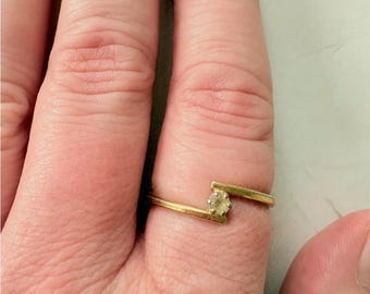 Elegancki pierścionek urodzinowy Avon w kolorze złota z kamieniem szlachetnym, rozmiar 8,25