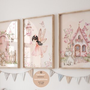 Könnte beinhalten: Drei Aquarell-Drucke mit einer Fee, einem Einhorn und einem Häuschen. Die Fee trägt ein rosa Kleid und hat braunes Haar. Das Einhorn ist weiß mit einem rosa Horn und sitzt vor einem rosa Häuschen. Das Häuschen hat ein rosa Dach und weiße Verzierungen. Die Drucke sind alle vor einem rosa Hintergrund.