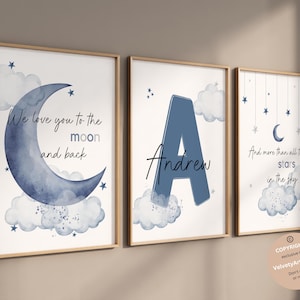 Op de afbeelding: Drie ingelijste prints met een blauwe aquarelmaan, sterren en wolken. De eerste print zegt "We love you to the moon and back". De tweede print heeft een grote blauwe letter "A" met de naam "Andrew" eronder. De derde print zegt "And more than all the stars in the sky".