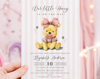 Invitación para baby shower de Winnie the Pooh Little Hunny con lazo rosa, invitación para niña coqueta, plantilla editable de Canva con rayas (descarga digital).
