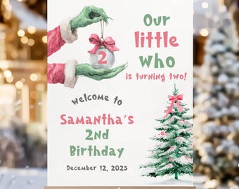 Könnte beinhalten: Festliches Geburtstags-Schild auf einer Staffelei mit Grinch-Thema. Auf dem Schild steht "Our little who is turning two!" und "Welcome to Samantha's 2nd Birthday, December 12, 2025." Ein Weihnachtsbaum und eine Verzierung sind ebenfalls abgebildet.