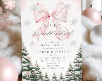 Könnte beinhalten: Eine rechteckige Einladungskarte für eine Babyparty mit einer großen hellrosa Schleife oben, silbernen Schneeflocken und grünen Tannenbäumen mit rosa Schleifen unten. Der Text lautet: BABY it's cold outside, Please join us for a BABY SHOWER, LARAH HANDSON.