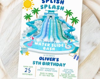 Könnte beinhalten: Einladung zum Geburtstag mit Wasserrutschen-Motto. Die Einladung zeigt eine Illustration einer blauen und türkisfarbenen Wasserrutsche, Palmen und den Text "Splish Splash Water Slide Bash". Sie enthält Party-Details.