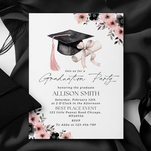 Puede incluir: Una invitaci&oacute;n a una fiesta de graduaci&oacute;n con un gorro de graduaci&oacute;n negro, una borla rosa y un diploma con una cinta rosa. La invitaci&oacute;n est&aacute; decorada con flores de acuarela rosa y negra. El texto de la invitaci&oacute;n dice: "&Uacute;nete a nosotros para una fiesta de graduaci&oacute;n en honor a la graduada ALLISON SMITH S&aacute;bado, 12 de febrero a las 2 de la tarde BEST PLACE EVENT 123 little Peanut Road Chicago. NY60556 RSVP A Abby al 123-456-789"