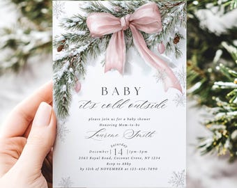 Könnte beinhalten: Eine rechteckige Babyparty-Einladungskarte mit einer rosa Schleife, schneebedeckten Tannenzweigen und silbernen Schneeflocken. Der Text lautet: BABY it's cold outside, please join us for a baby shower, Honoring Mom-to-be, Laurene Smith, Saturday December 14, 1pm-5pm, 2563 Royal Road, Coconut Grove, NY 1234, RSVP to Abby by 12th of NOVEMBER at 123-456-7890.