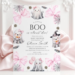 Puede incluir: Una tarjeta de invitación rectangular para baby shower con ilustraciones en acuarela de fantasmas con lazos rosas, telarañas, murciélagos y piruletas. El texto dice A LITTLE BOO is almost due! Please join us for a BABY SHOWER Honoring Mom-to-be.