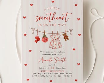 Invitación para baby shower con un pequeño corazón, ropa de niña, invitación de San Valentín enamorada, invitación para baby shower con corazones rojos, plantilla editable de Canva