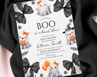 Puede incluir: Invitación a un baby shower con temática de Halloween. La invitación presenta el texto "A Little Boo is almost due!" e ilustraciones de fantasmas, murciélagos y lazos negros. La invitación incluye la fecha, hora y lugar del baby shower.