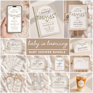 Puede incluir: Un conjunto para baby shower con un tema de rayas beige y blancas y el texto "a baby is brewing". El set incluye invitaciones, letreros, etiquetas de comida, tarjetas de rifa de pañales y etiquetas, decorados con dibujos de ropa de bebé.