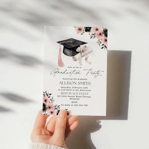Puede incluir: Una invitaci&oacute;n a una fiesta de graduaci&oacute;n con un gorro de graduaci&oacute;n negro y flores rosas. La invitaci&oacute;n es para Allison Smith y est&aacute; programada para el s&aacute;bado 12 de febrero a las 2:00 PM. El evento se llevar&aacute; a cabo en Best Place Event, 123 Little Peanut Road Chicago, NY60556. RSVP a Abby al 123-456-789.