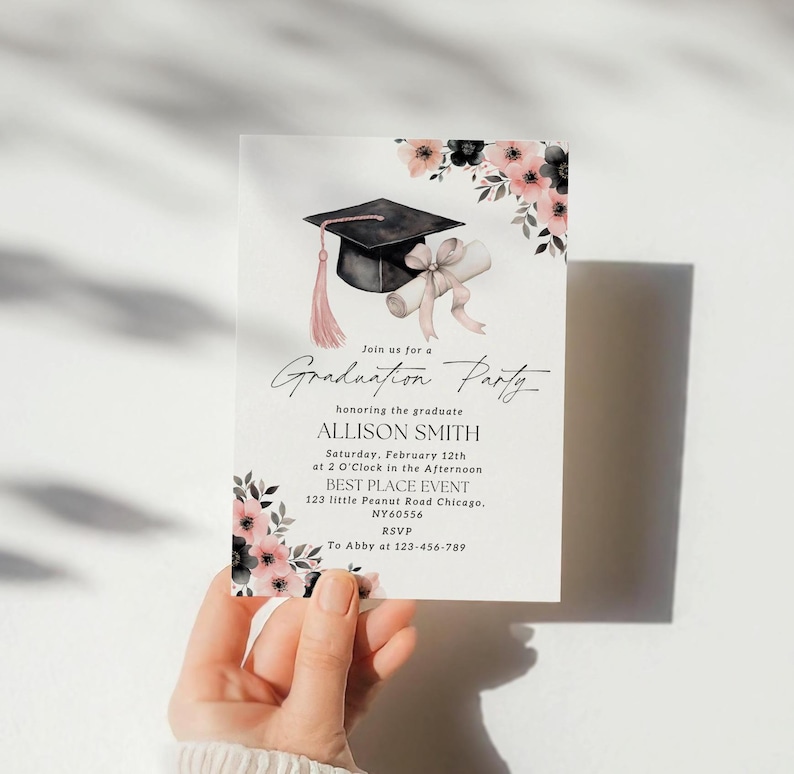 Puede incluir: Una invitaci&oacute;n a una fiesta de graduaci&oacute;n con un gorro de graduaci&oacute;n negro y flores rosas. La invitaci&oacute;n es para Allison Smith y est&aacute; programada para el s&aacute;bado 12 de febrero a las 2:00 PM. El evento se llevar&aacute; a cabo en Best Place Event, 123 Little Peanut Road Chicago, NY60556. RSVP a Abby al 123-456-789.