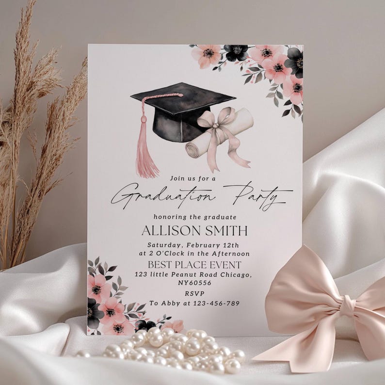 Puede incluir: Una invitaci&oacute;n a una fiesta de graduaci&oacute;n con flores de acuarela rosa y negra, un gorro de graduaci&oacute;n negro y un diploma. El texto dice "Join us for a Graduation Party honoring the graduate ALLISON SMITH Saturday, February 12th at 2 O'Clock in the Afternoon BEST PLACE EVENT 123 little Peanut Road Chicago, NY60556 RSVP To Abby at 123-456-789"