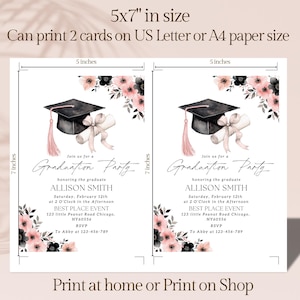 Puede incluir: Dos invitaciones imprimibles para una fiesta de graduaci&oacute;n con un dise&ntilde;o floral rosa y negro. Las invitaciones miden 12,7 cm por 17,8 cm y presentan un gorro de graduaci&oacute;n negro con una borla rosa y un diploma enrollado. El texto en las invitaciones dice: "&Uacute;nete a nosotros para una fiesta de graduaci&oacute;n en honor a la graduada ALLISON SMITH S&aacute;bado, 12 de febrero a las 2:00 de la tarde BEST PLACE EVENT 123 little Peanut Road Chicago, NY60556 RSVP A Abby al 123-456-789"