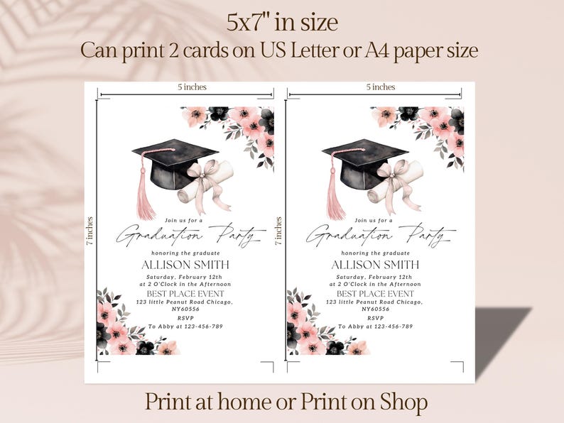 Puede incluir: Dos invitaciones imprimibles para una fiesta de graduaci&oacute;n con un dise&ntilde;o floral rosa y negro. Las invitaciones miden 12,7 cm por 17,8 cm y presentan un gorro de graduaci&oacute;n negro con una borla rosa y un diploma enrollado. El texto en las invitaciones dice: "&Uacute;nete a nosotros para una fiesta de graduaci&oacute;n en honor a la graduada ALLISON SMITH S&aacute;bado, 12 de febrero a las 2:00 de la tarde BEST PLACE EVENT 123 little Peanut Road Chicago, NY60556 RSVP A Abby al 123-456-789"