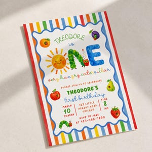 Puede incluir: Una tarjeta de invitación de cumpleaños rectangular con un borde de rayas verticales de colores. El texto dice Theodore is one very hungry caterpillar, Theodore's first birthday, March 10 Sunday, 123 Little Peanut Road Chicago, 8 PM, RSVP to Jane at 123-456-7890, con ilustraciones de un sol, una oruga y varias frutas.